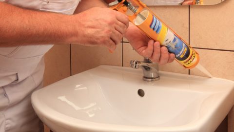 Герметизация стыка раковины и кафеля