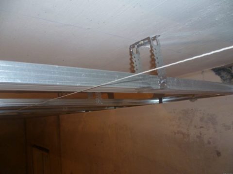 Как правильно делать каркас под гипсокартон для потолка: нить должна быть туго натянута