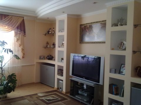 Конструкция из ГКЛ в гостиной