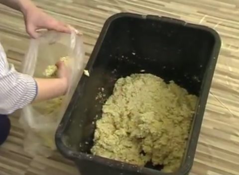 Смесь перекладывается в пакет