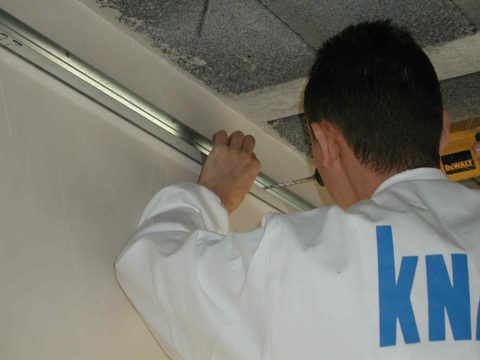 Установка направляющих профилей на стены