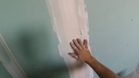 Зашпаклеванные стыки между листами