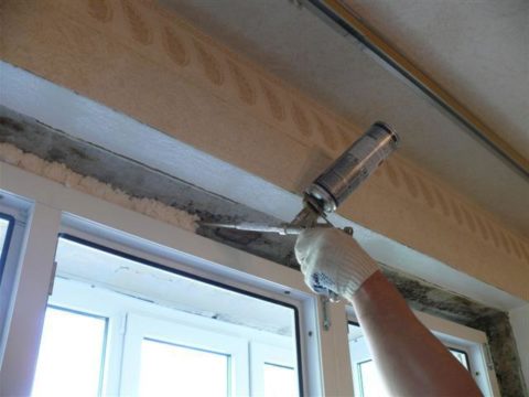 Чаще всего при установке окна монтажный шов просто запенивается