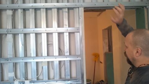 Гипсокартонная перегородка в комнате с дверью