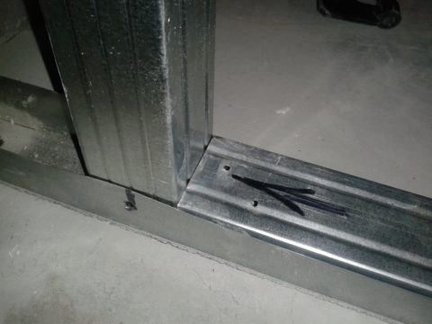 Как сделать перегородку с дверью из гипсокартона самому: на фото явно не очень качественный профиль, и соединение получилось соответствующим