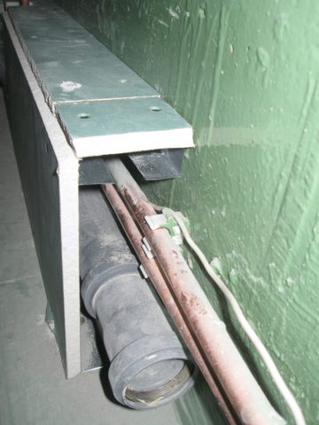 Короб, скрывающий канализацию