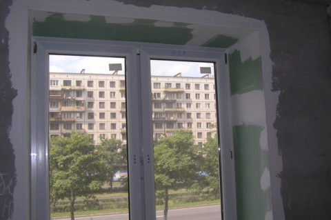 Места стыковки шпаклюются в первый слой