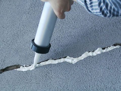 Монтажный герметик в работе