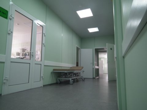 Обшитые гипсокартоном стены в больнице