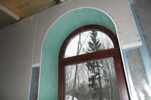 Откосы из гипсовых плит на арочных окнах