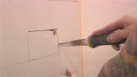 Отверстие можно вырезать и ножом