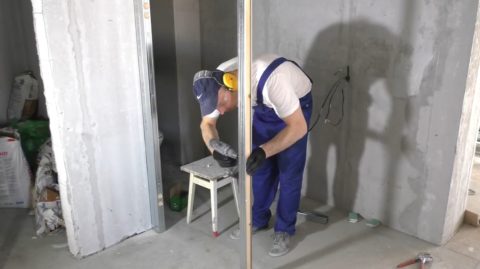 Перегородка из ГКЛ с дверным проемом: установка основных вертикалей