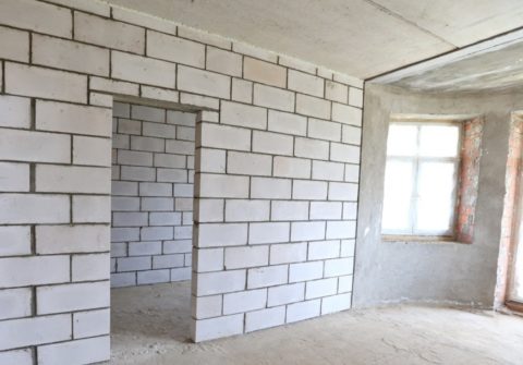 Примыкание перегородки к потолку заполняется монтажной пеной