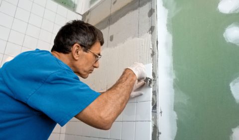 Процесс укладки кафельной плитки на гипсокартонное основание