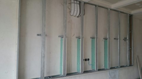 Стоечные профили укреплены уголками из ППН