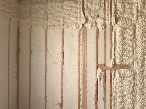 Время застывания монтажной пены при проведении утеплительных работ – важный показатель, так как от него зависят сроки строительства в целом