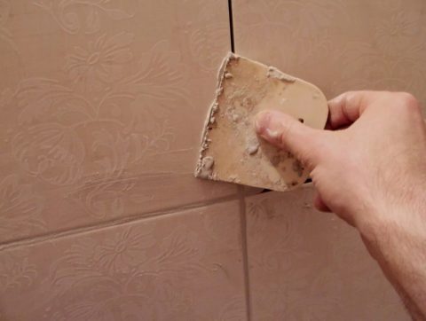 Заполнение швов затирочной гипсовой смесью