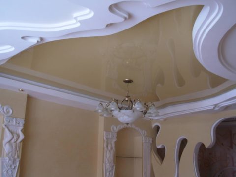 Комбинирование многоуровневой конструкции с натяжным полотном