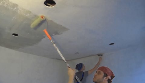 Нанесение грунтовки на потолок