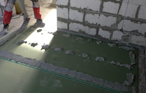 Нанесение клея на лист