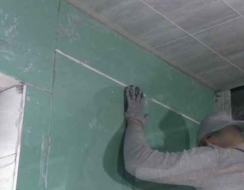 Облицовка верхнего периметра стены