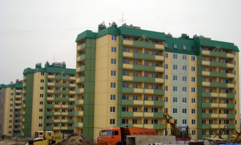 Благодаря низкой стоимости, профили отечественных производителей очень часто используются при остеклении типовых многоэтажек