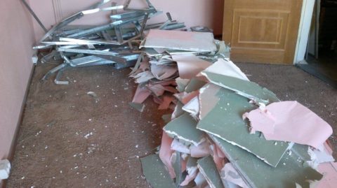 Демонтаж перегородки из гипсокартона - все, что осталось от конструкции