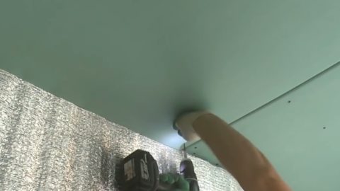К обрешётке монтируются листы ГКЛ
