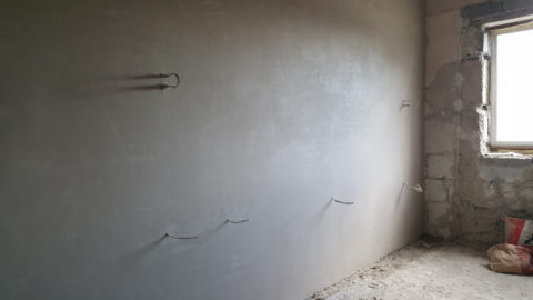 На такую ровную стену наклеить обои будет очень просто