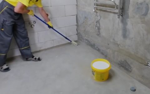 Нанесение грунта по выровненному полу