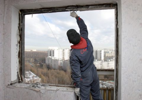 Перед установкой новых окон проем следует очистить от грязи и старых строительных материалов