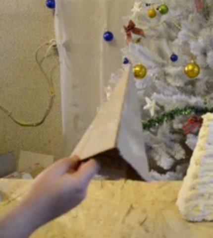 Плотный картон держит нужную форму и позволит сэкономить пену