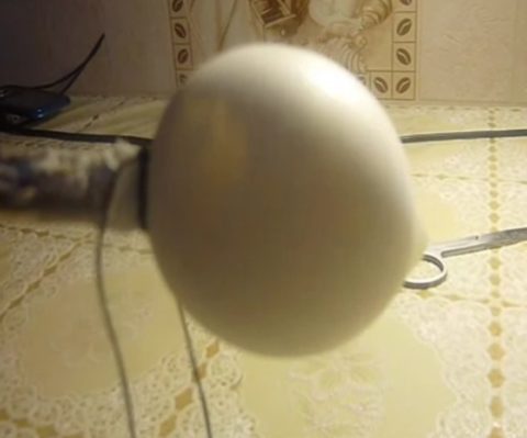 Помните, что она увеличивается, поэтому полный  шар не накачивать