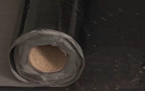 Раскатывается рулон от стены