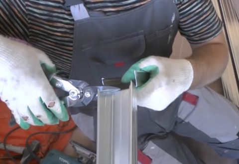 Режут профиль ножницами