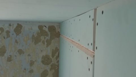 Закрепленный на саморезы лист