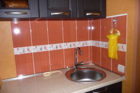 Кухня: фартук из плитки терракотовых оттенков