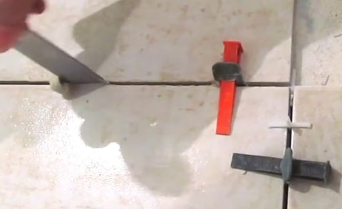 Швы нужно сразу же освобождать от клея