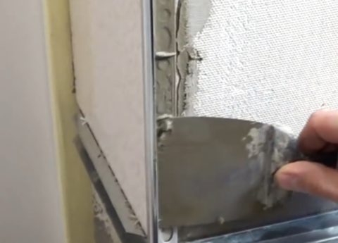Заполнение клеем перфорации уголка