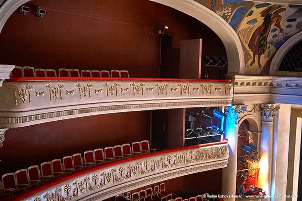 Применение балкона для зрелищных эффектов и сценических выступлений