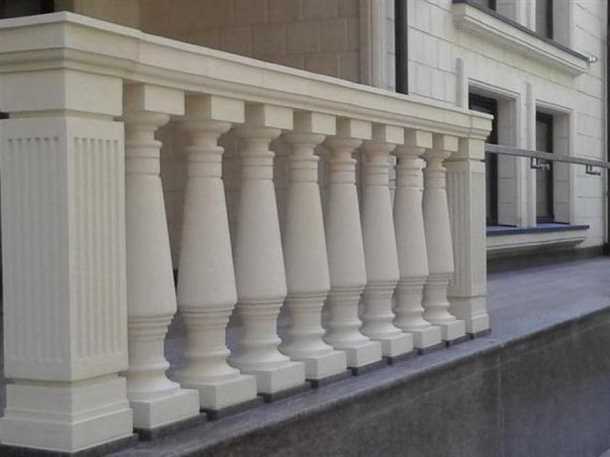 Преимущества деревянных балясин на балконах: