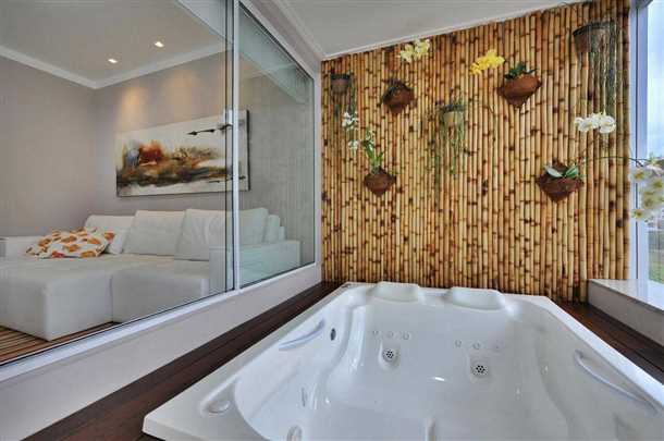 Установка бамбуковых обоев в ванной