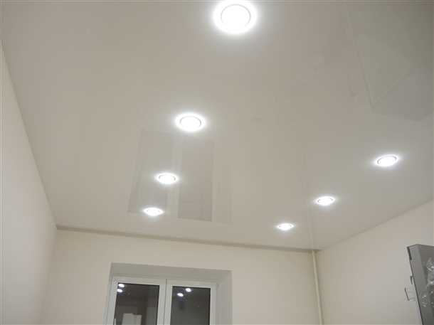 Белые натяжные потолки