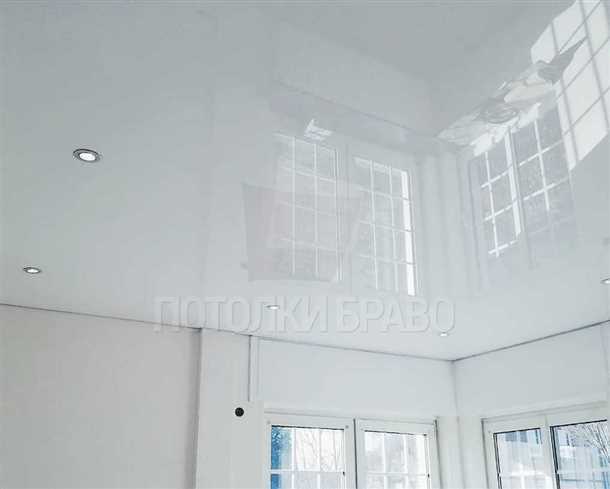 Белый глянцевый натяжной потолок: стиль и элегантность