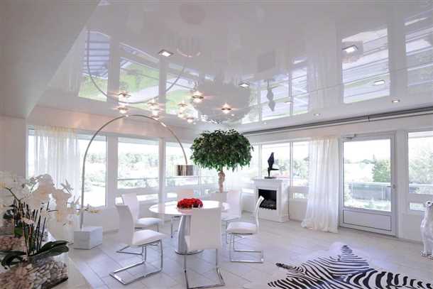 Установка и уход за белым глянцевым натяжным потолком