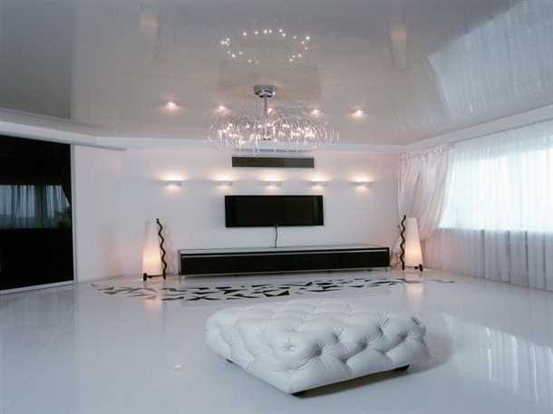 Белый глянцевый натяжной потолок