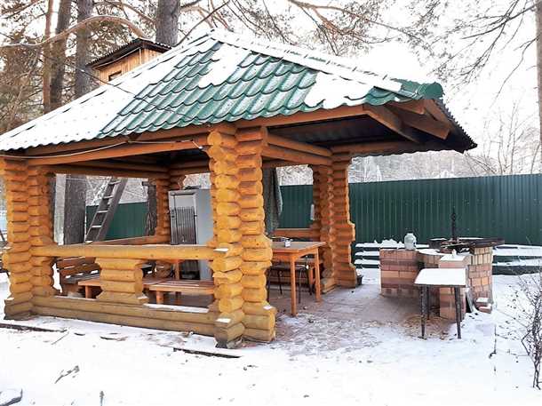 Строим беседку с мангалом из бревна