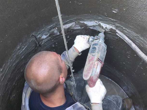 Очистить поверхность и проушины кольцевых колодцев