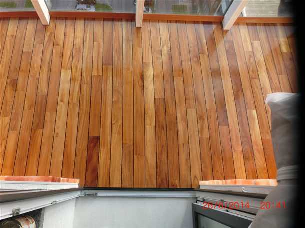 Уход за деревянным полом на балконе