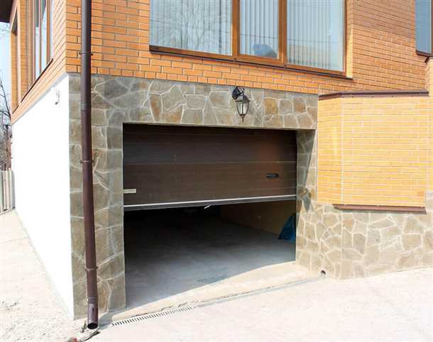 Дом с гаражом в цокольном этаже